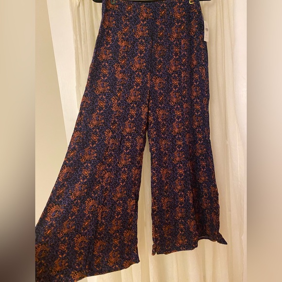 Women’s Anthropologie Flowy Pants - Picture 2 of 4